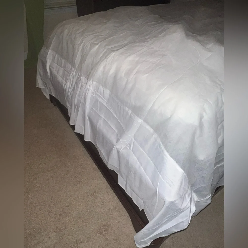 Elegant White Comforter by [Brand]